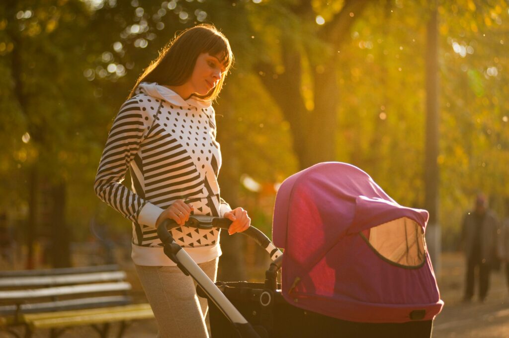 maman-avec-poussette-de-bebe