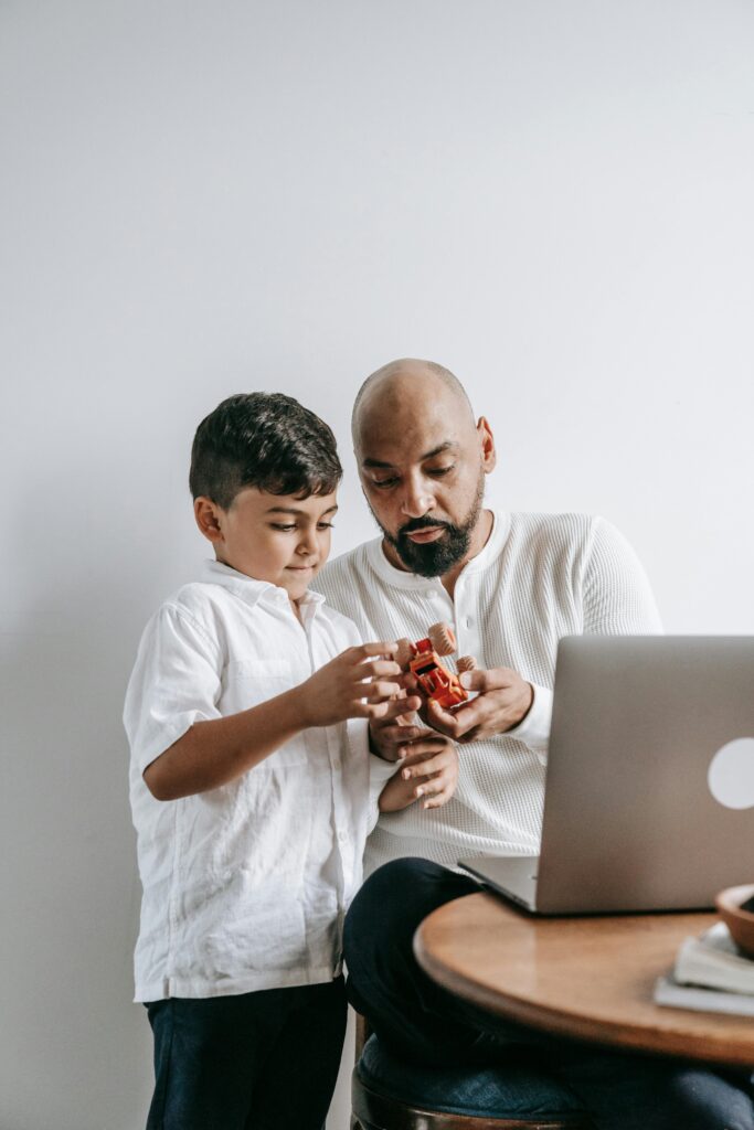 papa-qui-travaille-a-domicile-entoure-de-son-enfant
