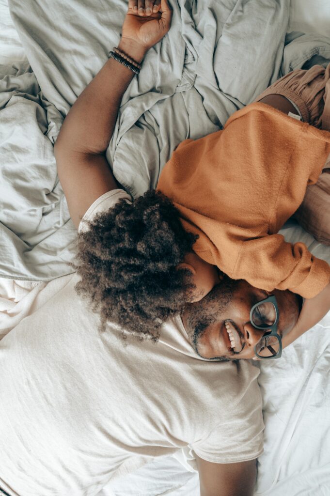 parent-qui-joue-avec-son-enfant-sur-le-lit